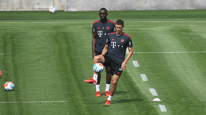 Benjamin Pavard (vorne) beim Bayern-Training am Montag. Am Mittwoch verletzte sich der Franzose.