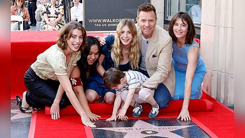 Schauspieler Ewan McGregor mit seinen Kindern Clara, Jamyan, Anouk und Laurie (v.l.n.r.) sowie Ehefrau Mary Elizabeth Winstead (r.).