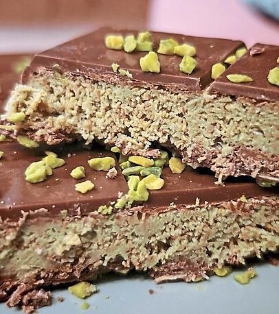 Die aufgeschnittene Schokolade – sie schmeckt süß und mächtig. Die aufgeschnittene Schokolade – sie schmeckt süß und mächtig.
