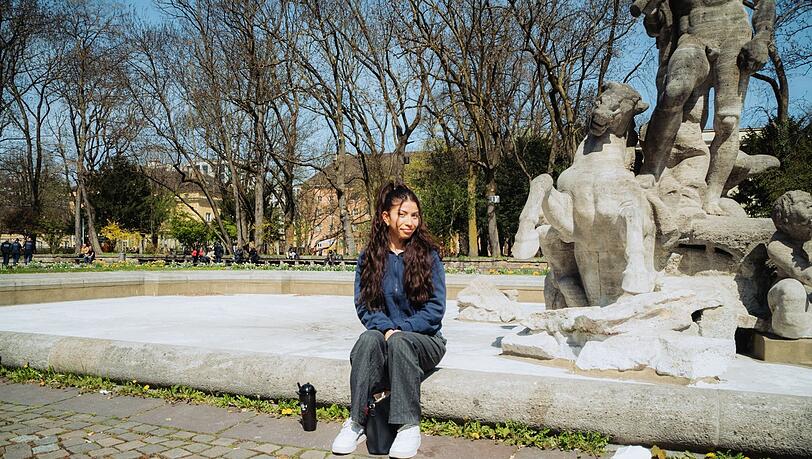 Xiomara (24) genießt die Frühlingssonne am Neptunbrunnen im Alten Botanischen Garten. "Letztes Jahr bin ich hier noch oft belästigt worden. Jetzt ist es schön, man fühlt sich echt wohl." Xiomara (24) genießt die Frühlingssonne am Neptunbrunnen im Alten Botanischen Garten. "Letztes Jahr bin ich hier noch oft belästigt worden. Jetzt ist es schön, man fühlt sich echt wohl."