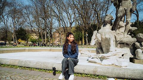 Xiomara (24) genießt die Frühlingssonne am Neptunbrunnen im Alten Botanischen Garten. "Letztes Jahr bin ich hier noch oft belästigt worden. Jetzt ist es schön, man fühlt sich echt wohl."