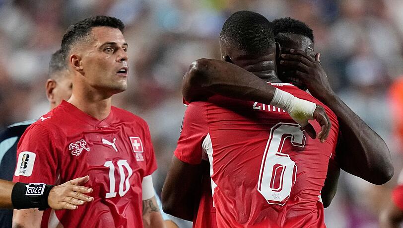 Breel Embolo musste nach seinem Platzverweis getröstet werden. Breel Embolo musste nach seinem Platzverweis getröstet werden.