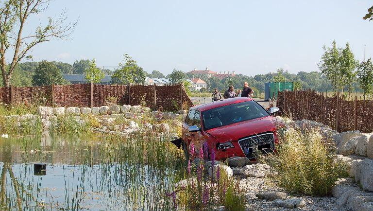 Der Audi RS 3 hat einen ungewöhnlichen Parkplatz gefunden: Mit fast 180 km/h raste er in ein Biotop. Der Audi RS 3 hat einen ungewöhnlichen Parkplatz gefunden: Mit fast 180 km/h raste er in ein Biotop.