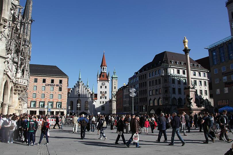 Der belebte Marienplatz am letzten Wochenende - im goldenen Herbst sind die Münchner gerne draußen unterwegs...