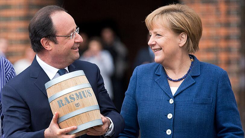 Bundeskanzlerin Angela Merkel (CDU) und der französische Staatspräsident François Hollande (M) erhalten am 10.05.2014 in Stralsund (Mecklenburg-Vorpommern) von Fischer Henry Rasmus (l) ein Holzfass voller Bismarck-Heringe. Hollande ist zu einem zweitägigen Besuch im Wahlkreis von Merkel. Foto: Stefan Sauer/dpa Bundeskanzlerin Angela Merkel (CDU) und der französische Staatspräsident François Hollande (M) erhalten am 10.05.2014 in Stralsund (Mecklenburg-Vorpommern) von Fischer Henry Rasmus (l) ein Holzfass voller Bismarck-Heringe. Hollande ist zu einem zweitägigen Besuch im Wahlkreis von Merkel. Foto: Stefan Sauer/dpa