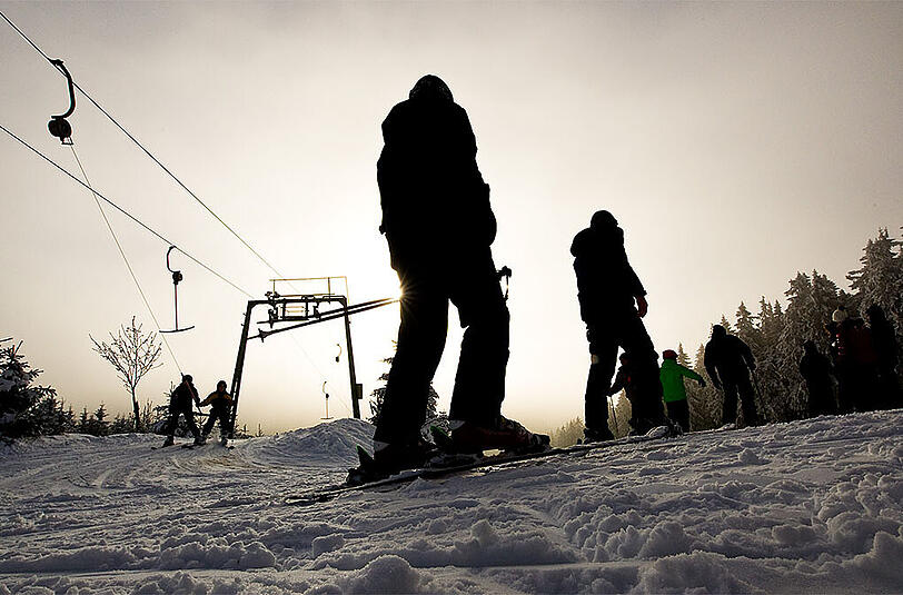 Themen im heutigen Teil der AZ-Serie zu den größten Ski-Irrtümern: Die Lawinengefahr, das Tragen von Helmen, das Waschen von Skibekleidung, sowie das Befahren von Kunstschnee.