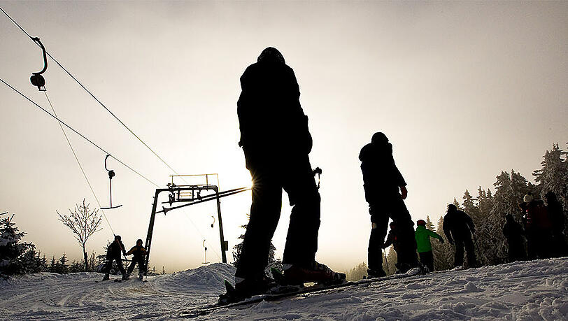 Themen im heutigen Teil der AZ-Serie zu den größten Ski-Irrtümern: Die Lawinengefahr, das Tragen von Helmen, das Waschen von Skibekleidung, sowie das Befahren von Kunstschnee. Themen im heutigen Teil der AZ-Serie zu den größten Ski-Irrtümern: Die Lawinengefahr, das Tragen von Helmen, das Waschen von Skibekleidung, sowie das Befahren von Kunstschnee.