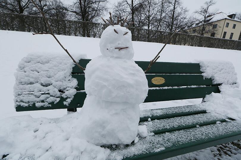 Dem Pappschnee sei dank: Schnemannbauen ist derzeit kinderleicht.