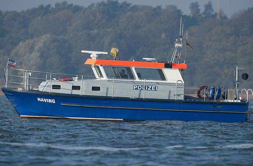 Taucher, DGzRS und Wasserschutzpolizei suchen im Stettiner Haff nach den Wrackteilen eines Flugzeugs das südlich von Usedom abgestürzt sein soll. Foto: Stefan Sauer/Archiv
