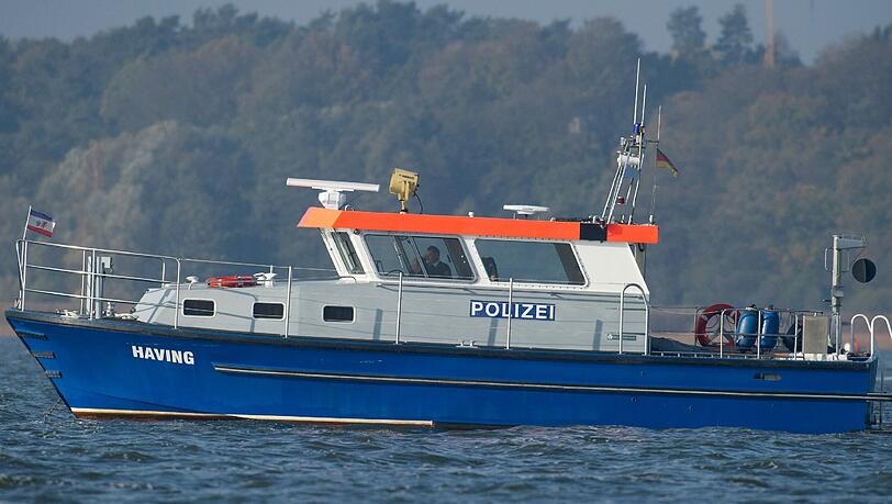 Taucher, DGzRS und Wasserschutzpolizei suchen im Stettiner Haff nach den Wrackteilen eines Flugzeugs das südlich von Usedom abgestürzt sein soll. Foto: Stefan Sauer/Archiv Taucher, DGzRS und Wasserschutzpolizei suchen im Stettiner Haff nach den Wrackteilen eines Flugzeugs das südlich von Usedom abgestürzt sein soll. Foto: Stefan Sauer/Archiv