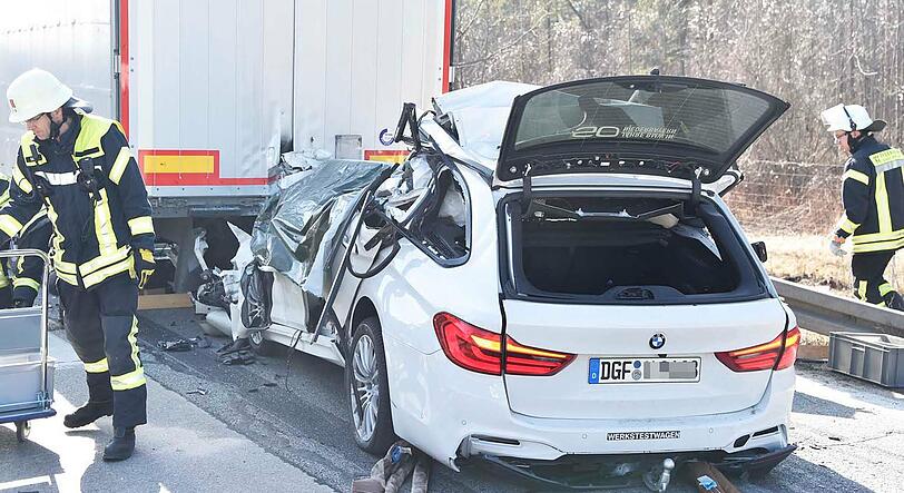Der Werkstestwagen verkeilte sich unter dem Lkw. Für den Fahrer kam jede Hilfe zu spät.