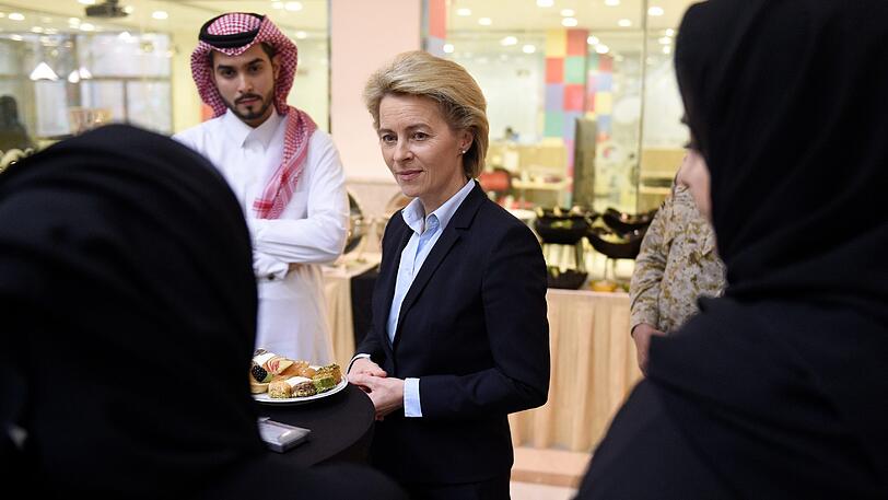 Unverschleiert im Hosenanzug: Verteidigungsministerin Ursula von der Leyen 2016 in Riad in Saudi-Arabien.
