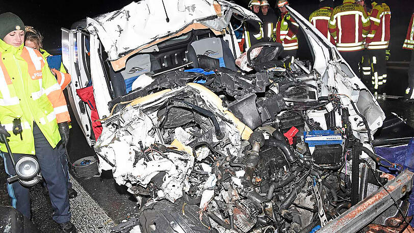 Der völlig zerstörte Motorraum des Lieferwagens.