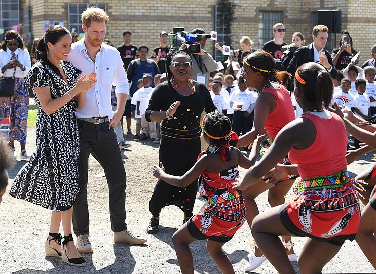 Im September geht es für Harry und Meghan nach Afrika: Ihre sympathischen und charmanten Auftritte mit Baby Archie in Südafrika rücken das Paar zunächst wieder in ein positives Licht. Doch nicht für lange&hellip;