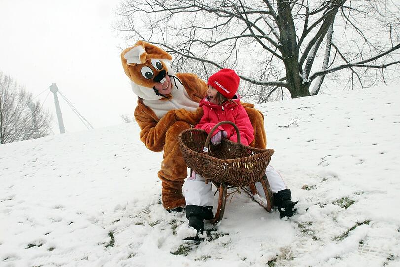 Einem echten Osterhasen macht Schnee nichts aus. Hannah freut's.