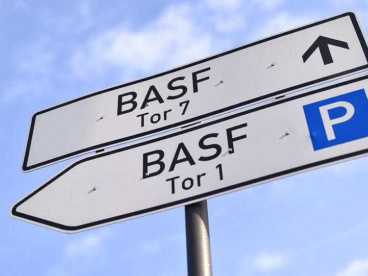 Das Logo von BASF an einem Wegweiser auf dem Firmengelände.