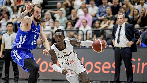NBA-Profi Dennis Schröder (r) ist der Star im deutschen Team.