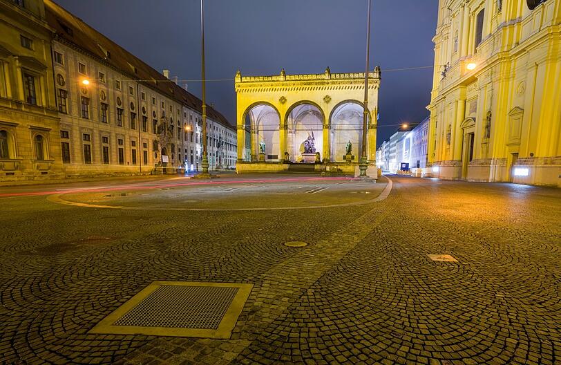 Menschenleer ist der Odeonsplatz - normalerweise tummeln sich hier in der Adventszeit die Leute.