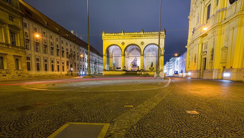 Menschenleer ist der Odeonsplatz - normalerweise tummeln sich hier in der Adventszeit die Leute. Menschenleer ist der Odeonsplatz - normalerweise tummeln sich hier in der Adventszeit die Leute.