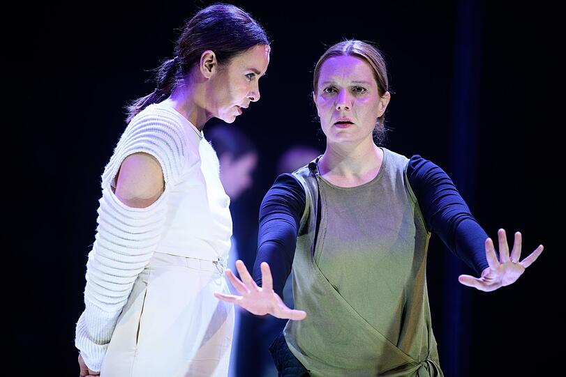 Tatjana (Mara Widmann, rechts) vertraut Alecto (Katharina Müller-Elmau), aber die gibt alle Daten weiter.