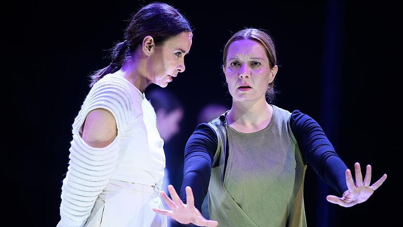 Tatjana (Mara Widmann, rechts) vertraut Alecto (Katharina Müller-Elmau), aber die gibt alle Daten weiter. Tatjana (Mara Widmann, rechts) vertraut Alecto (Katharina Müller-Elmau), aber die gibt alle Daten weiter.
