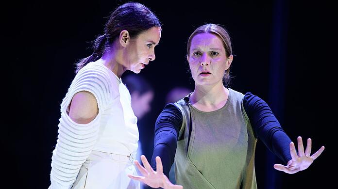 Tatjana (Mara Widmann, rechts) vertraut Alecto (Katharina Müller-Elmau), aber die gibt alle Daten weiter.