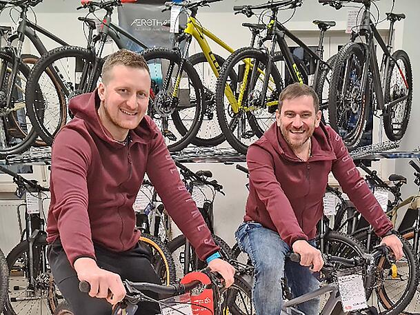 Bei Radsport Prandl sind nur begeisterte Radfahrer tätig, etwa Servicemitarbeiter Marko Bogojevic und Inhaber Harald Prandl. Bei Radsport Prandl sind nur begeisterte Radfahrer tätig, etwa Servicemitarbeiter Marko Bogojevic und Inhaber Harald Prandl.