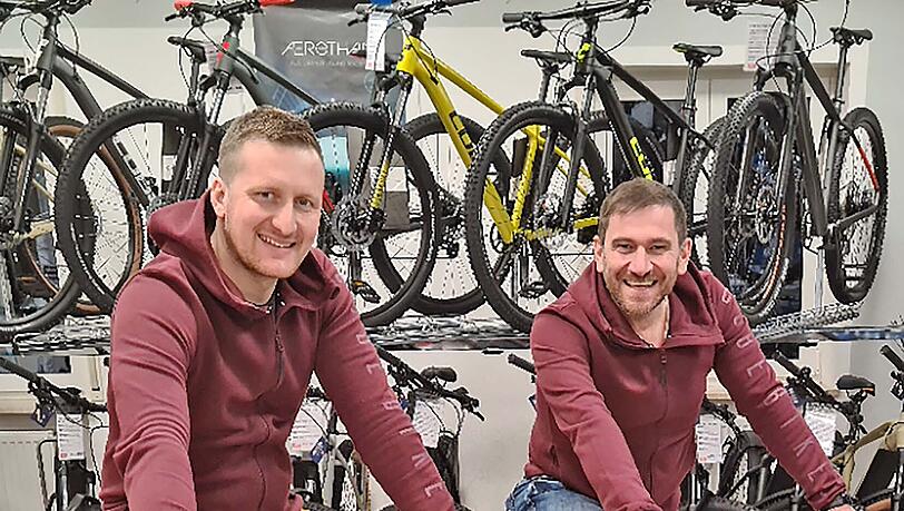 Bei Radsport Prandl sind nur begeisterte Radfahrer tätig, etwa Servicemitarbeiter Marko Bogojevic und Inhaber Harald Prandl. Bei Radsport Prandl sind nur begeisterte Radfahrer tätig, etwa Servicemitarbeiter Marko Bogojevic und Inhaber Harald Prandl.