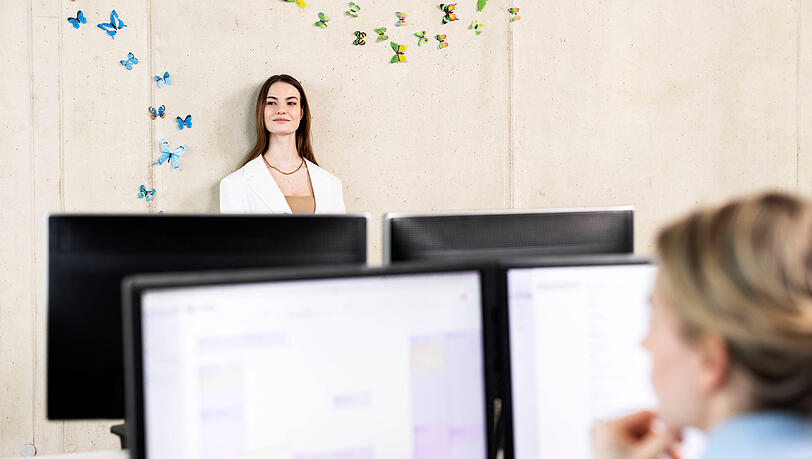 Der Arbeitsmarkt bietet der Generation Z eine Fülle an Optionen. "Diese große Auswahl kann paradoxerweise zu einer erhöhten Belastung führen, da die Entscheidung für den richtigen Job und die Suche nach einem erfüllenden Arbeitsleben zu einer Überforderung wird", ordnet Patrizia Thamm von der Pronova BKK die Studien-Ergebnisse ein.