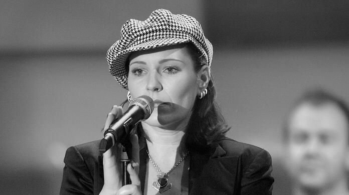 Rosenstolz-Sängerin AnNa R. ist im Alter von 55 Jahren gestorben. Was ist über die Hintergründe ihres Ablebens bekannt?
