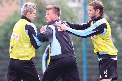 Bekommt nach der Keilerei mit Torben Hoffmann (links) eine neue Chance bei 1860: Marvin Pourie.