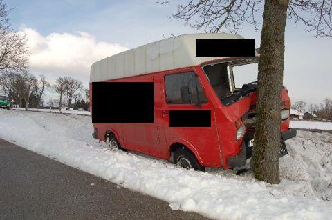 Die Suche nach der Zigarettenschachtel endet am Baum: Bei Neubiberg hat ein 27-Jähriger die Kontrolle über seinen Lieferwagen verloren.