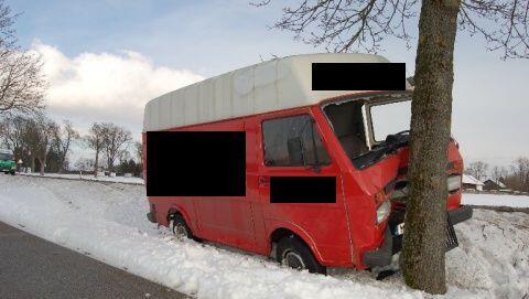 Die Suche nach der Zigarettenschachtel endet am Baum: Bei Neubiberg hat ein 27-Jähriger die Kontrolle über seinen Lieferwagen verloren. Die Suche nach der Zigarettenschachtel endet am Baum: Bei Neubiberg hat ein 27-Jähriger die Kontrolle über seinen Lieferwagen verloren.