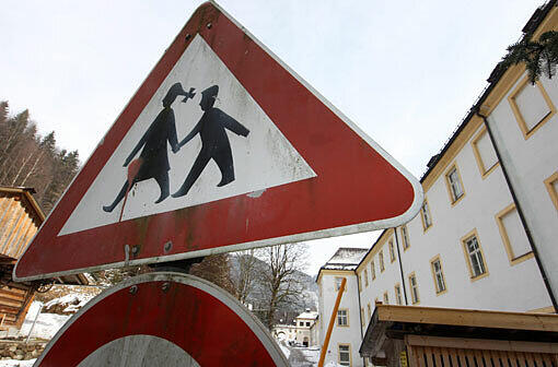 Ein Warnschild mit dem Hinweis auf Kinder steht an der Rückseite von Kloster Ettal. Kloster Ettal stellt Studie über sexuellen Missbrauch vor