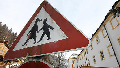 Ein Warnschild mit dem Hinweis auf Kinder steht an der Rückseite von Kloster Ettal. Kloster Ettal stellt Studie über sexuellen Missbrauch vor
