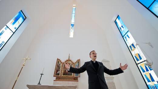 Schaut her, so prächtig ist meine Privat-Kapelle, scheint Bischof Tebartz-van Elst zu sagen Schaut her, so prächtig ist meine Privat-Kapelle, scheint Bischof Tebartz-van Elst zu sagen