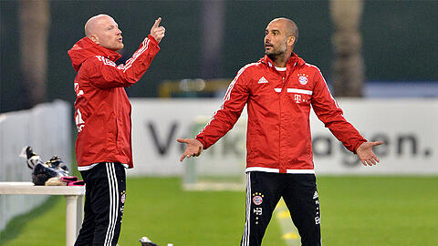 Matthias Sammer (l.) und Pep Guardiola auf dem Trainingsgelände in Katar. Der FC Bayern reist bereits zum fünften Mal ins Trainingslager in den Wüstenstaat.