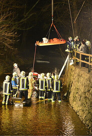 Schrecklicher Unfall bei Waging am See: Ein Auto fällt von einer Brücke. Die beiden Insassen werden schwer verletzt. Die Bilder von der Bergung...