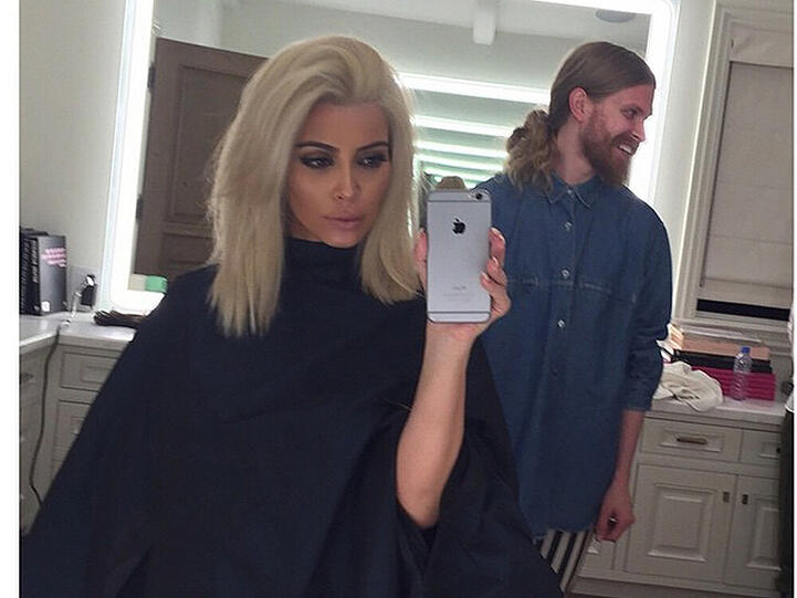 Eine die sich jedoch wirklich getraut hat, ihren Typ extrem zu verändern, war im März Kim Kardashian. Mittlerweile hat sie das blonde Farbexperiment jedoch wieder rückgängig gemacht...