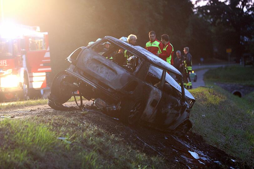 Zwei junge Männer sind mit ihrem Mini-Cooper frontal in einem Baum gekracht. Das Auto ging sofort in Flammen auf, die beiden 20-Jährigen verbrannten. Die Bilder.