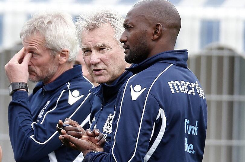 Der Chef fällt krankheitsbedingt aus, der Torwarttrainer vertritt ihn:(v.l.) Kurt Kowarz, Benno Möhlmann und Collin Benjamin.