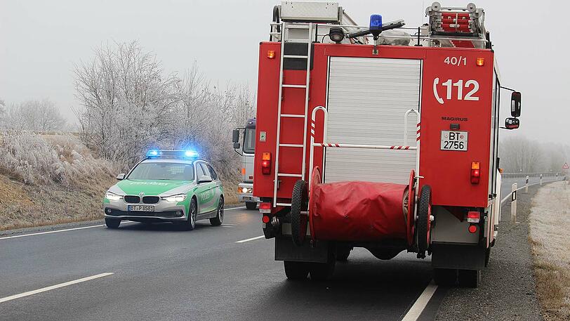Am Donnerstagmorgen stießen zwei Autos auf einer Bundesstraße frontal zusammen. Beide Fahrer starben noch am Unfallort. Die Bilder des Unfalls.