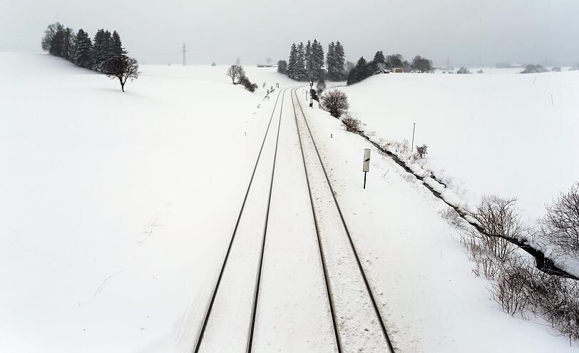 Die Bahnlinie Kempten-München. Mancherorts kam es wegen des Wintereinbruchs zu Verspätungen bei den Zügen.