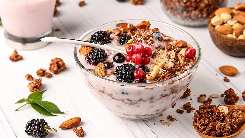 Perfekt für das Immunsystem: Joghurt, Beeren und Nüsse Perfekt für das Immunsystem: Joghurt, Beeren und Nüsse