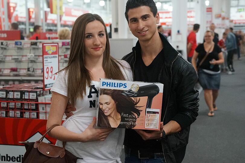 Isabell (18) und Carmello (18) haben sich einen Haartrockner für 19,99 Euro gekauft - für ihren bevorstehenden Urlaub in Sizilien.