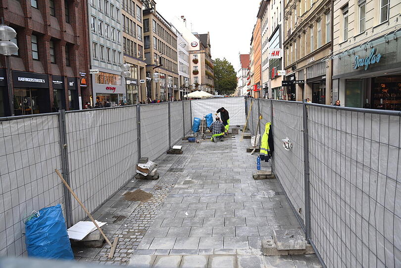 Königsblaue Unterlage für die Bodenplatten am Marienplatz - die Bilder von AZ-Leserreporter Djordje Matkovic
