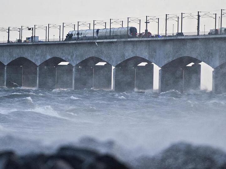 Ein Zug hält auf der Brücke über den Großen Belt bei Nyborg nach einem Zugunglück. Die dänische Polizei berichtet, dass mehrere Menschen bei dem Zugunglück getötet wurden.