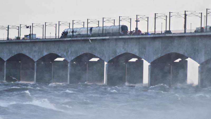 Ein Zug hält auf der Brücke über den Großen Belt bei Nyborg nach einem Zugunglück. Die dänische Polizei berichtet, dass mehrere Menschen bei dem Zugunglück getötet wurden. Ein Zug hält auf der Brücke über den Großen Belt bei Nyborg nach einem Zugunglück. Die dänische Polizei berichtet, dass mehrere Menschen bei dem Zugunglück getötet wurden.