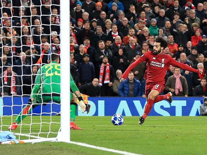 Mohamed Salah (r) schießt das Tor zum 1:0 für den FC Liverpool gegen Neapels Torhüter David Ospina.