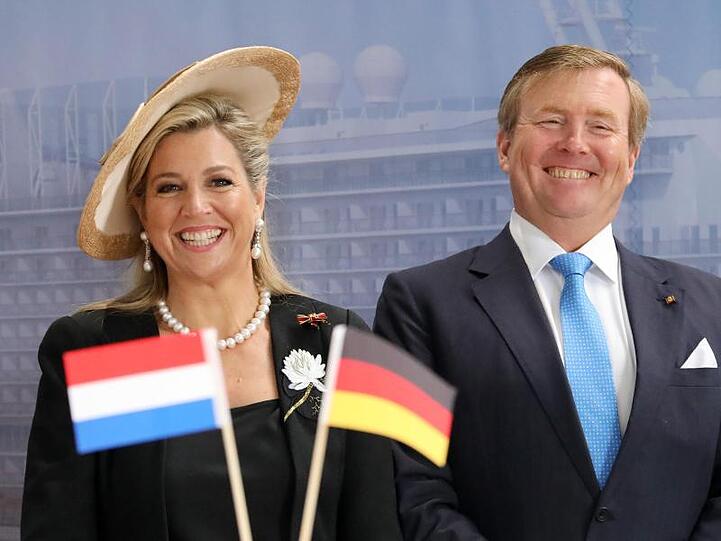 Willem-Alexander und Máxima verfolgen beim Besuch der MV Werften am Standort Warnemünde die Unterzeichnung mehrerer Kooperationsvereinbarungen.